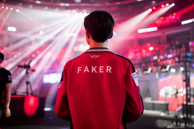 因上海受台风天气影响，官方表示今日解说杯赛程将延期至明天下午